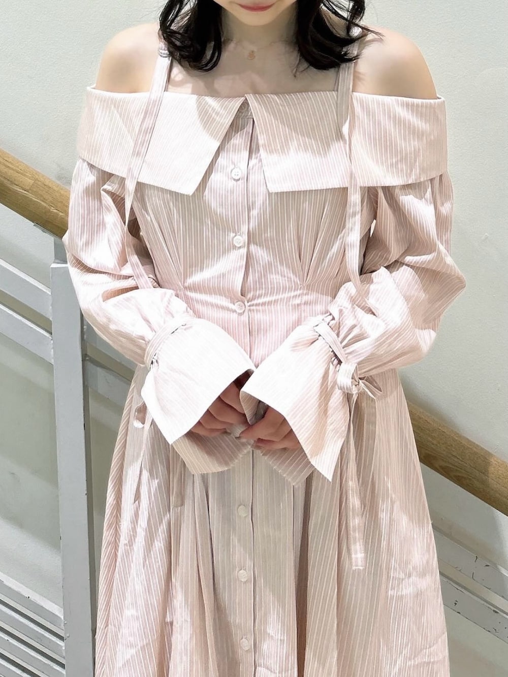 ホワイト系のブーツ、ピンク系のシャツワンピースを着用したレディースの春コーディネートの7枚目の写真