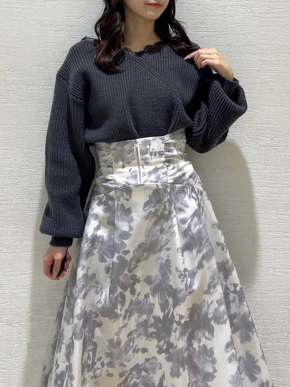 ホワイト系のスカート、ホワイト系のブーツ、グレー系のニット/セーターを着用したレディースの冬コーディネートの7枚目の写真