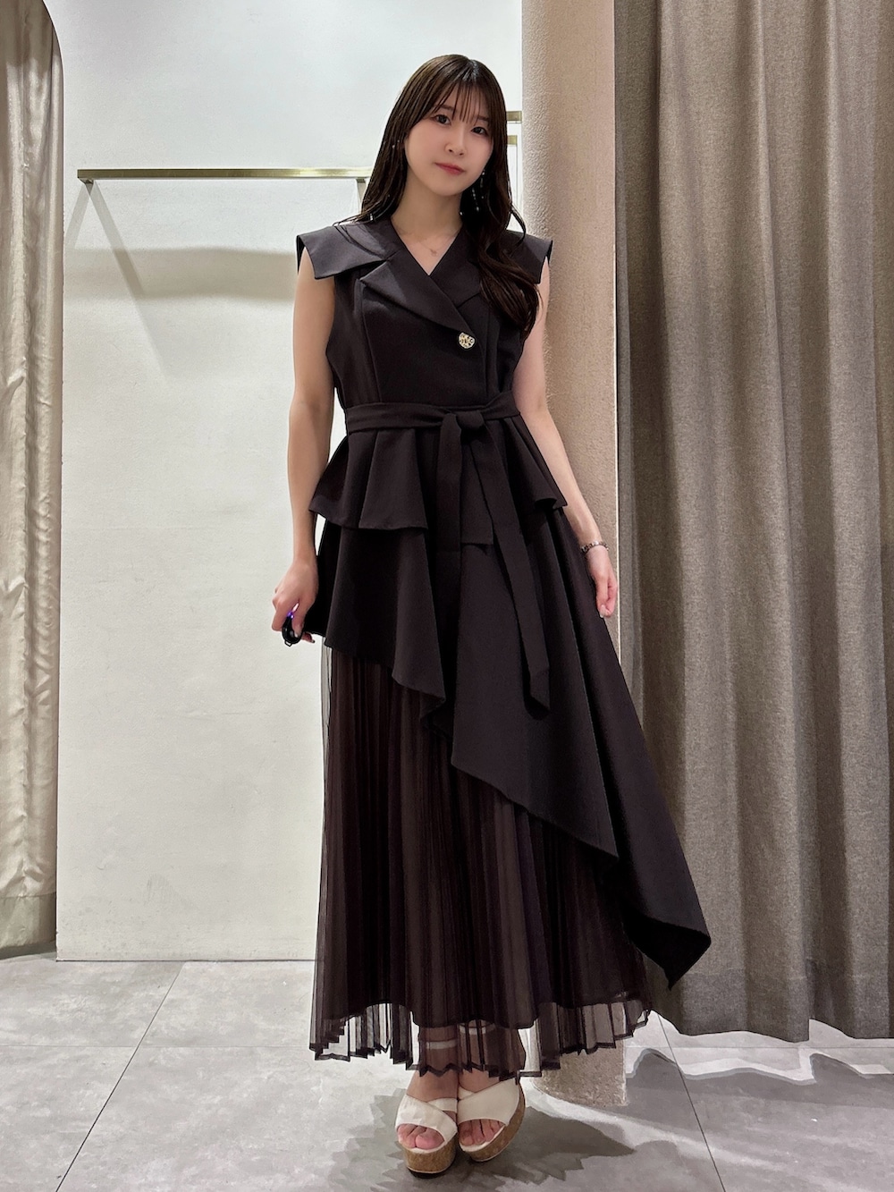 ブラウン系のワンピース、ホワイト系のサンダルを着用したレディースの夏コーディネートの2枚目の写真