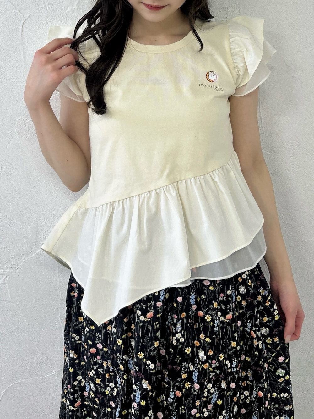 ベージュ系のTシャツ/カットソー、ブラック系のスカート、ホワイト系のサンダルを着用したレディースの春コーディネートの9枚目の写真