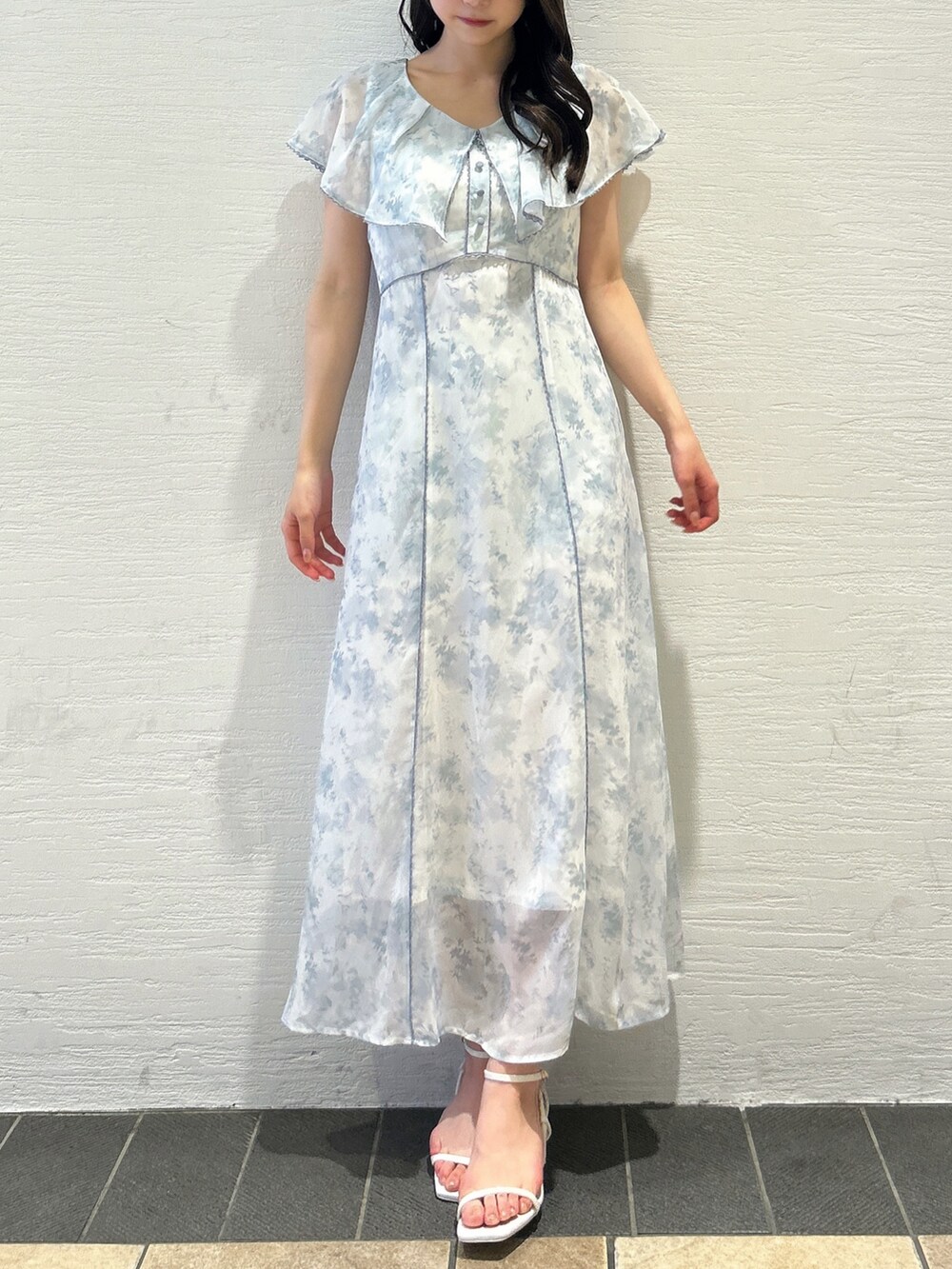 グリーン系のワンピース、ホワイト系のサンダルを着用したレディースの夏コーディネートの3枚目の写真