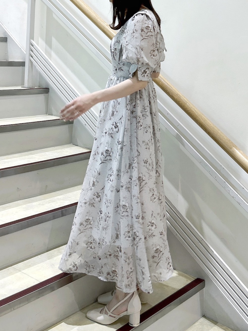 ホワイト系のワンピース、ホワイト系のパンプスを着用したレディースの秋コーディネートの4枚目の写真