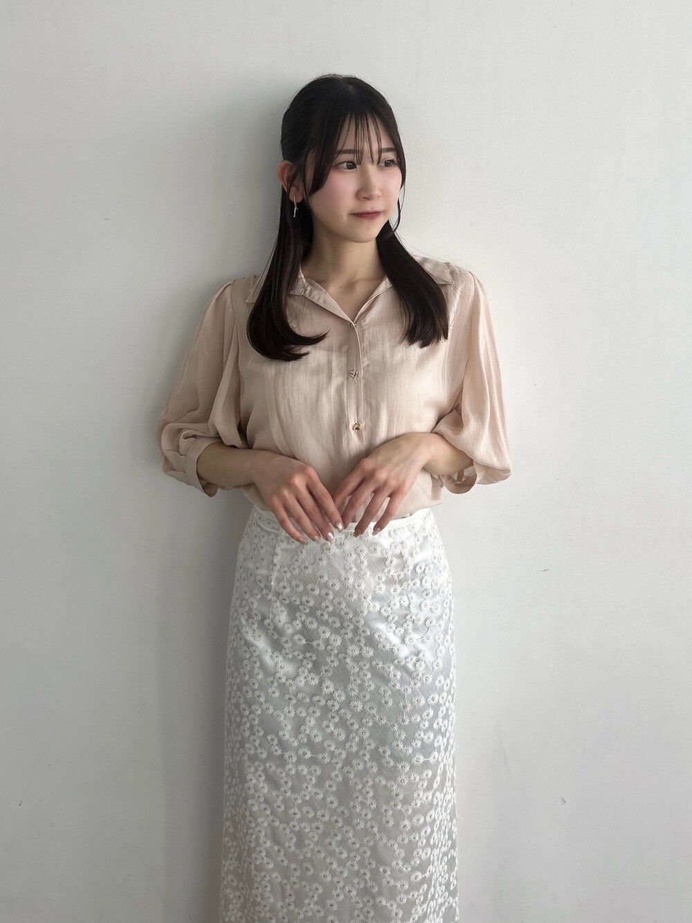 ホワイト系のスカート、ピンク系のシャツ/ブラウスを着用したレディースの春コーディネートの7枚目の写真