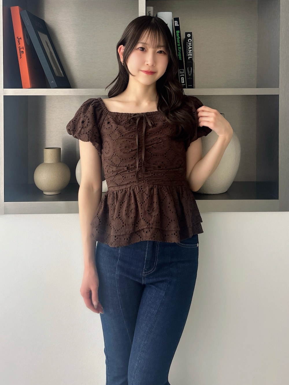ブラウン系のシャツ/ブラウス、ブルー系のデニムパンツ、ホワイト系のサンダルを着用したレディースの春コーディネートの6枚目の写真