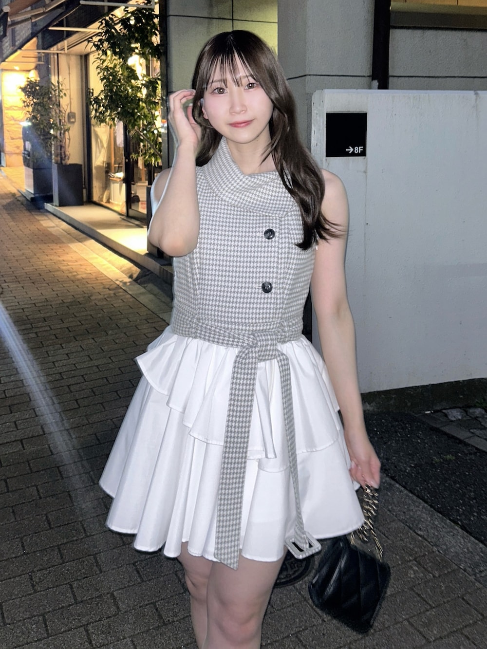 グレー系のワンピースを着用したレディースの夏コーディネートの7枚目の写真