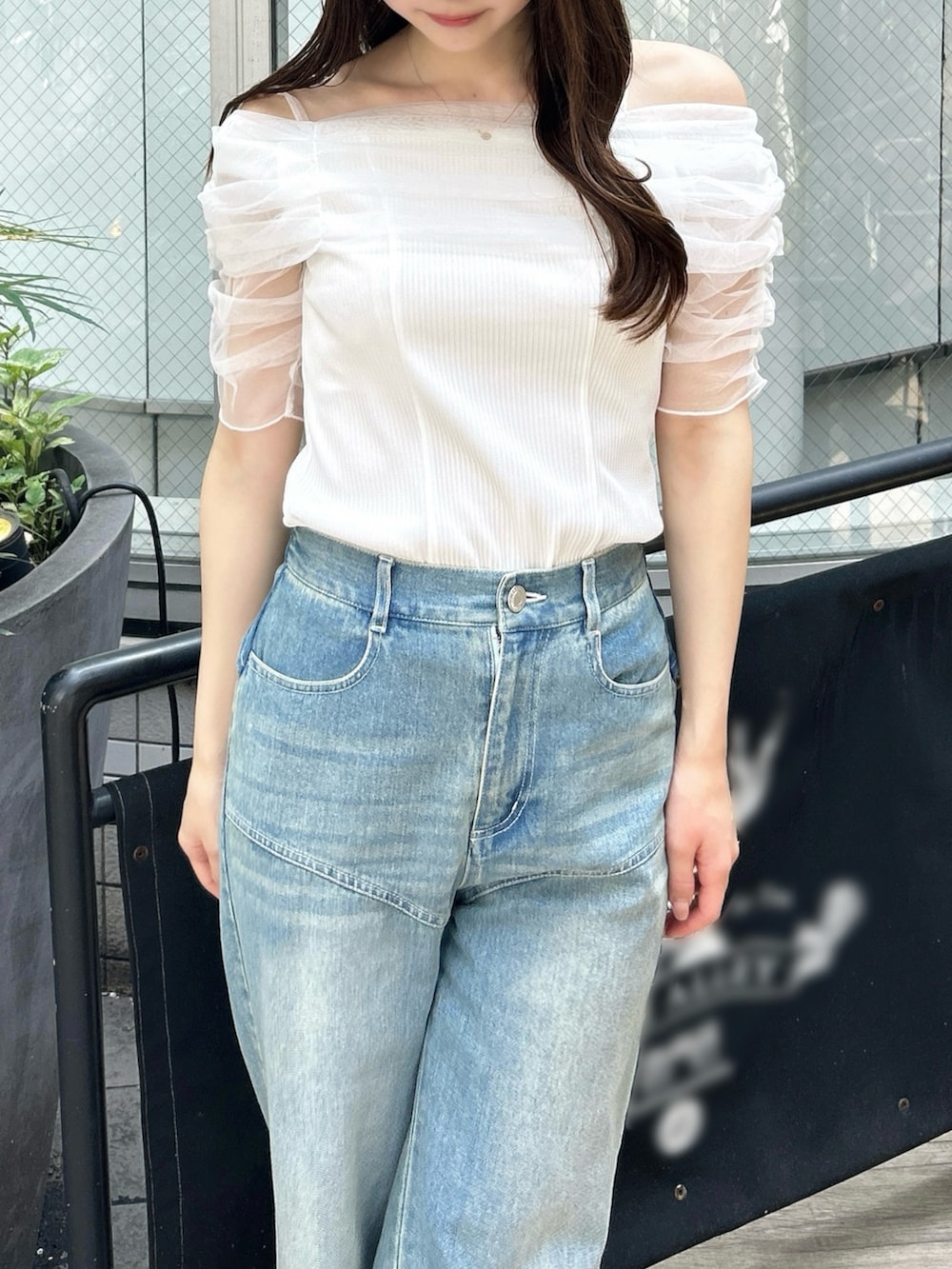 ホワイト系のTシャツ/カットソー、ブルー系のデニムパンツ、ブラウン系のサンダルを着用したレディースの夏コーディネートの8枚目の写真