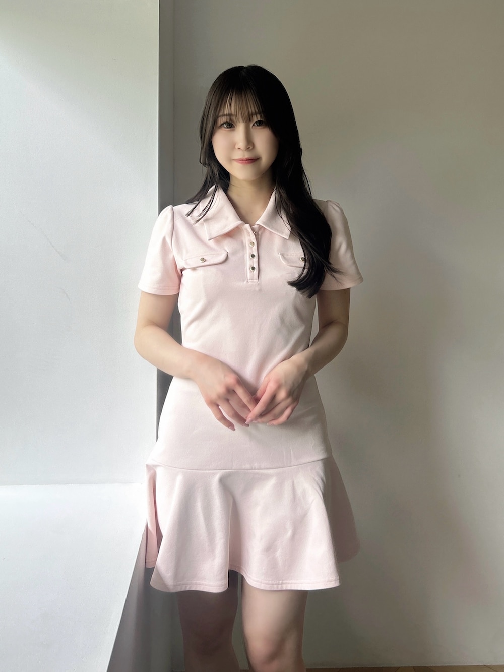 ピンク系のワンピース、ホワイト系のサンダルを着用したレディースの夏コーディネートの6枚目の写真
