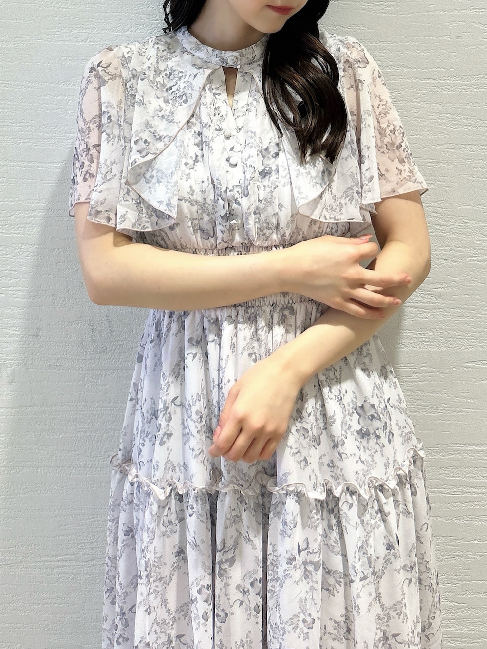 ピンク系のワンピース、ピンク系のワンピース、ホワイト系のサンダルを着用したレディースの夏コーディネートの9枚目の写真