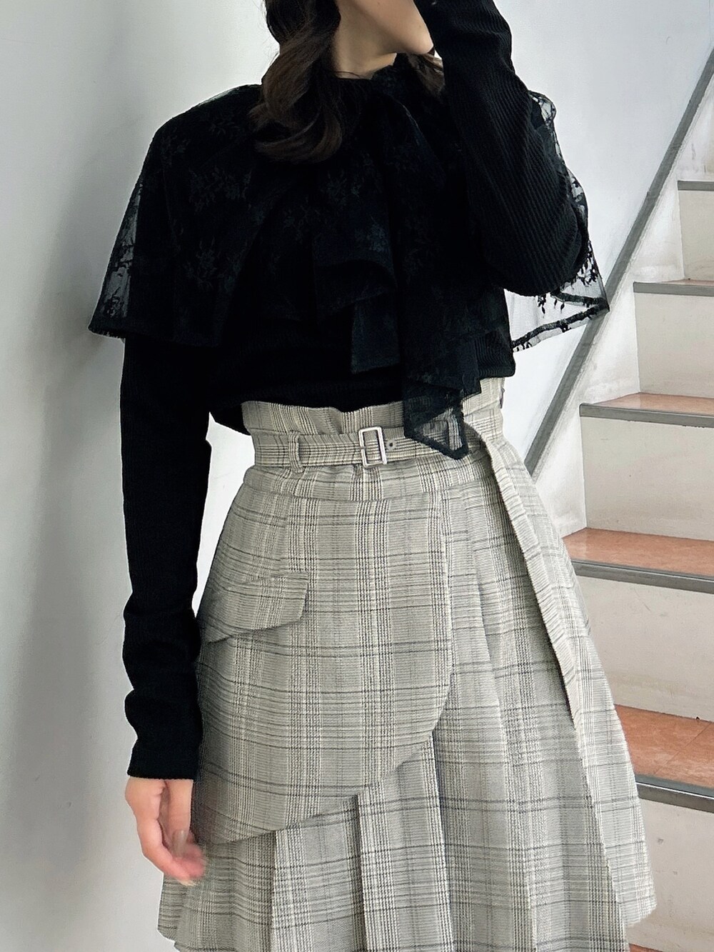 その他のスカート、ベージュ系のブーツ、ブラック系のTシャツ/カットソーを着用したレディースの秋コーディネートの8枚目の写真