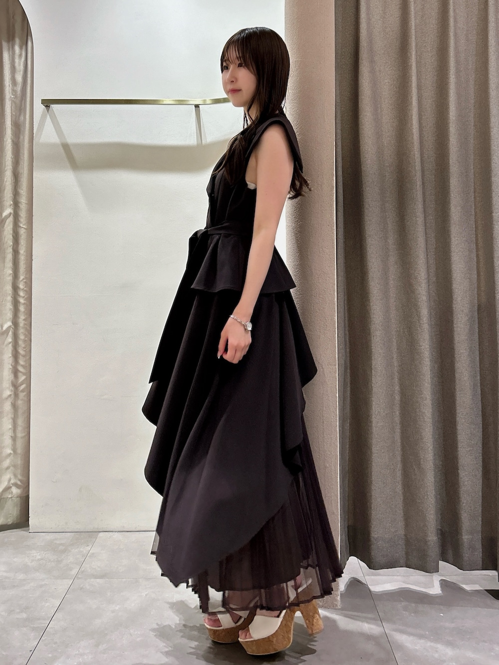 ブラウン系のワンピース、ホワイト系のサンダルを着用したレディースの夏コーディネートの4枚目の写真