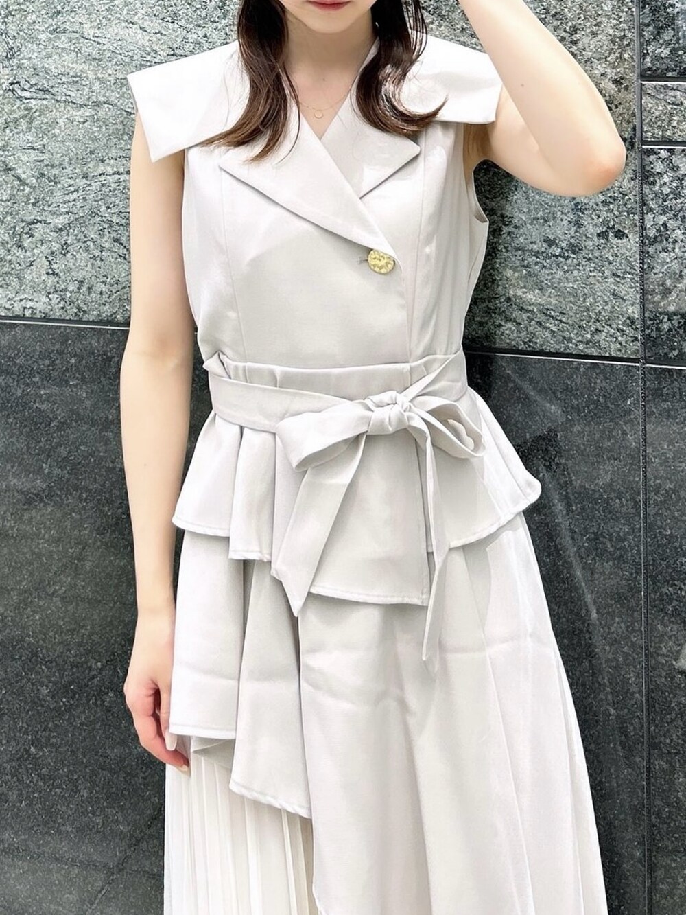 ブラック系のパンプス、ホワイト系のワンピースを着用したレディースの夏コーディネートの6枚目の写真