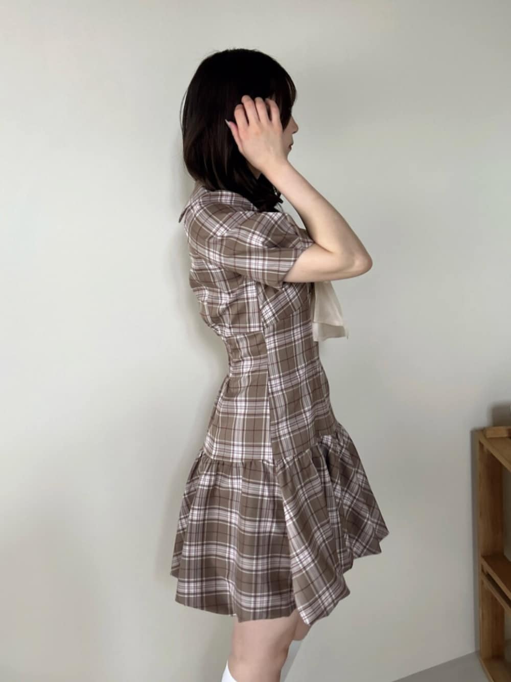 ブラウン系のワンピースを着用したレディースの夏コーディネートの4枚目の写真