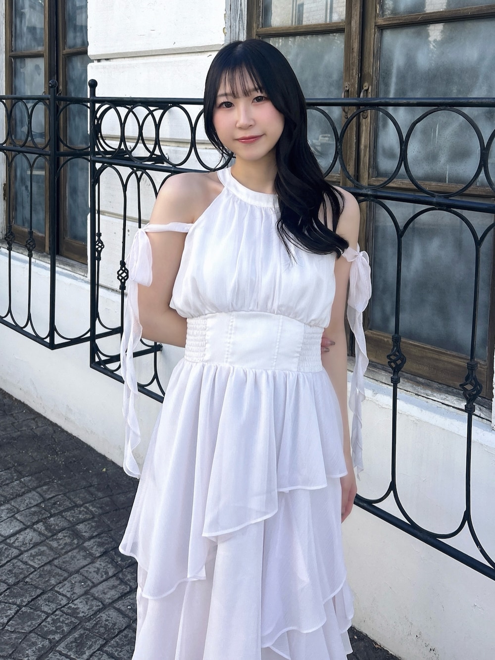 ピンク系のワンピースを着用したレディースの春コーディネートの7枚目の写真