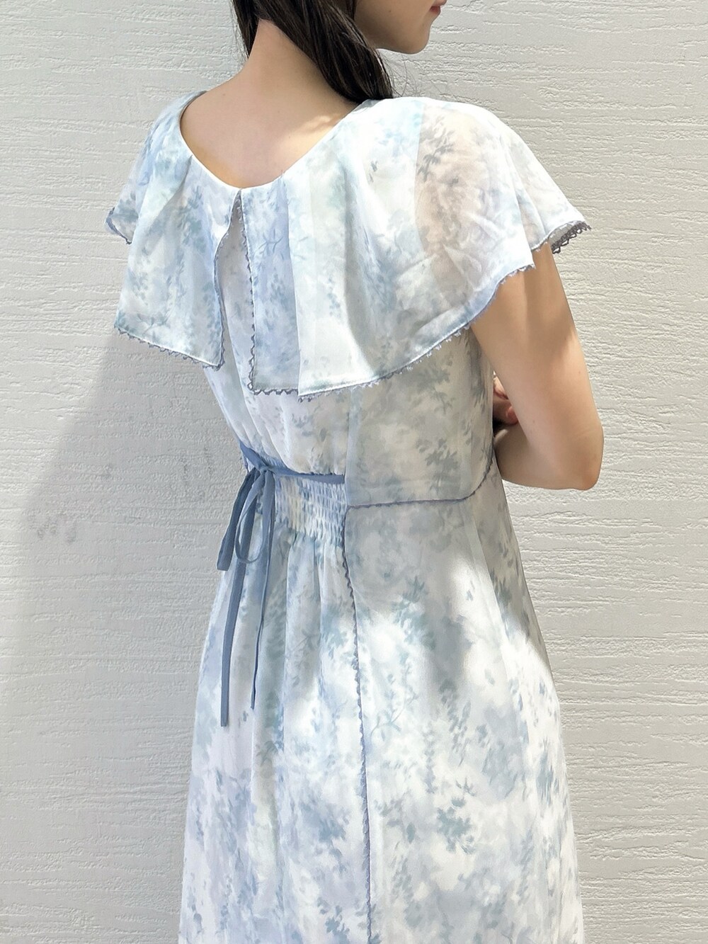 グリーン系のワンピース、ホワイト系のサンダルを着用したレディースの夏コーディネートの10枚目の写真