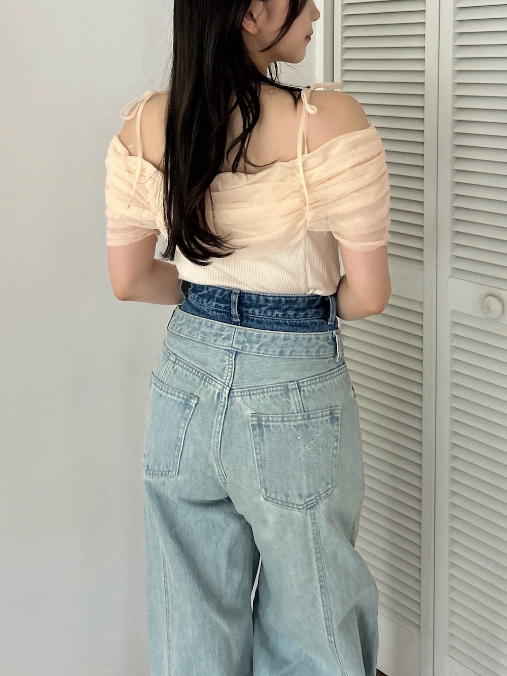 オレンジ系のTシャツ/カットソー、ホワイト系のパンプス、ブルー系のデニムパンツを着用したレディースの夏コーディネートの8枚目の写真
