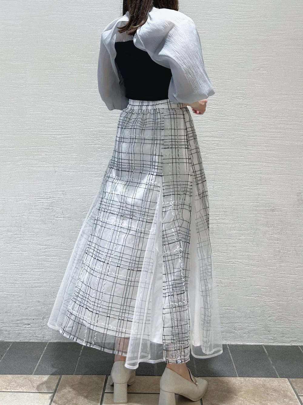 「dazzlin、ダズリン、大人コーデ、お出かけコーデ、爽やかコーデ、ブラウス、バルーンスリーブ、バイカラー、フレアスカート、シアースカート、刺繍、エンブロイダリー、チェック、チェックスカート、ローファー」｜「dazzlinのエンブロイダリーツイードライクシアースカート（スカート、ホワイト系）」を使った、kahoさん（レディース・154cm）の秋コーディネートの4枚目の写真