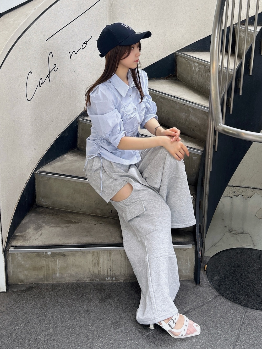 ブルー系のシャツ/ブラウス、グレー系のカーゴパンツ、ホワイト系のパンプスを着用したレディースの夏コーディネートの5枚目の写真