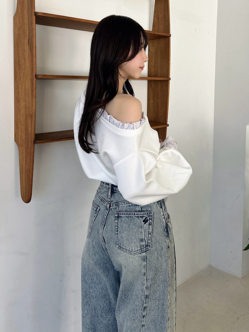 ホワイト系のTシャツ/カットソー、ブルー系のデニムパンツを着用したレディースの春コーディネートの10枚目の写真