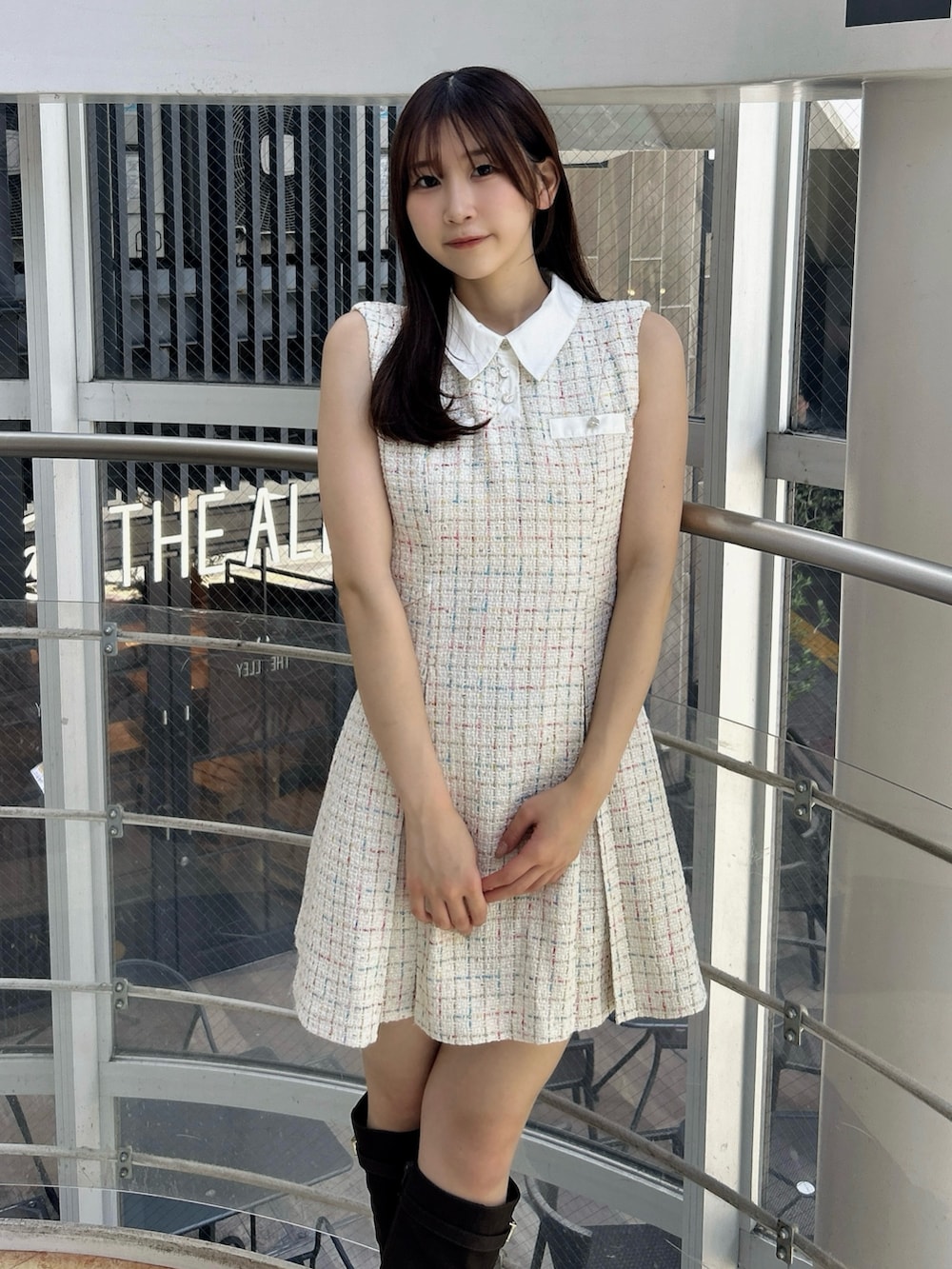 ホワイト系のワンピース、ブラウン系のブーツを着用したレディースの秋コーディネートの7枚目の写真