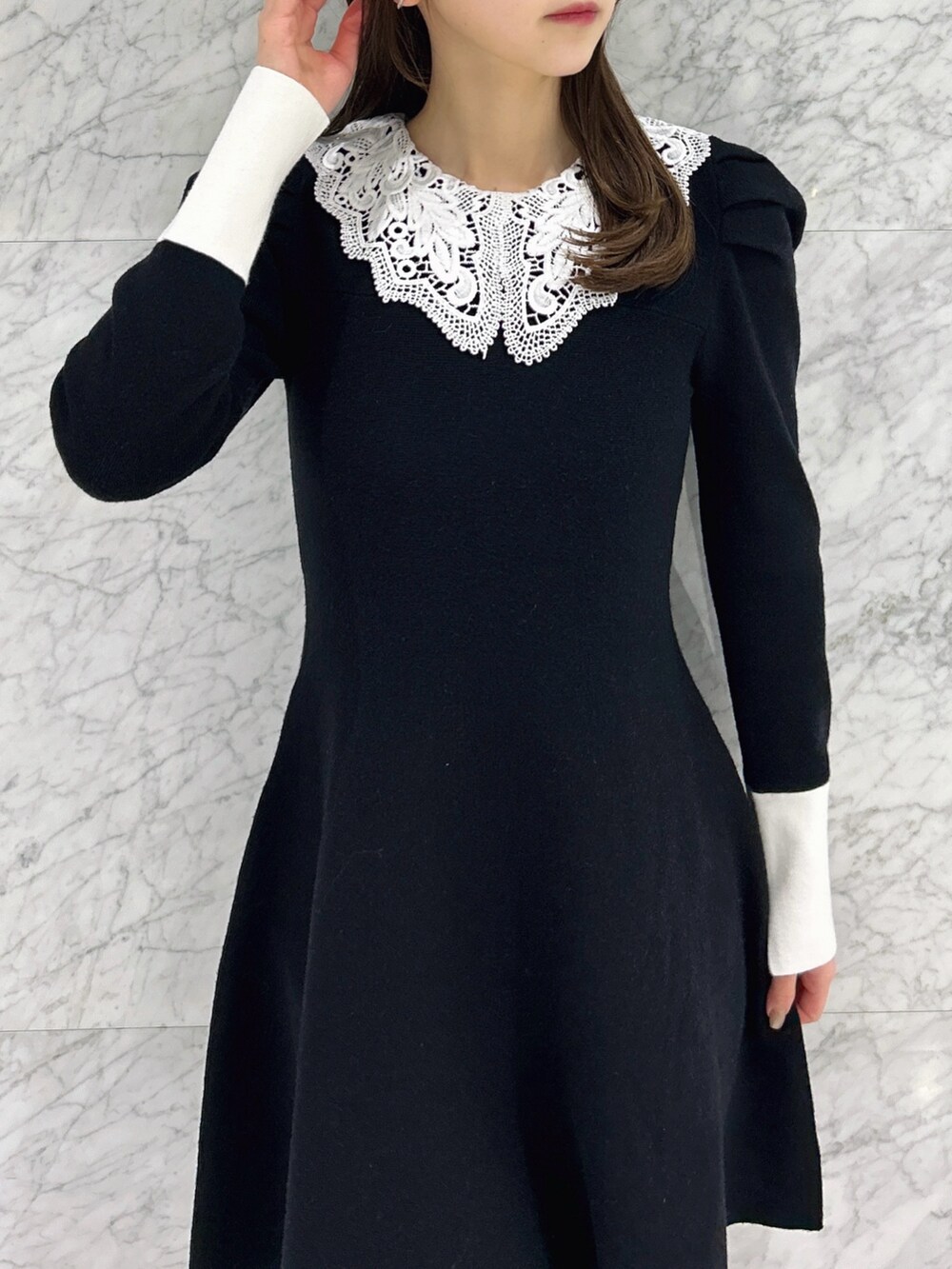 ブラック系のワンピース、ブラック系のブーツを着用したレディースの冬コーディネートの6枚目の写真