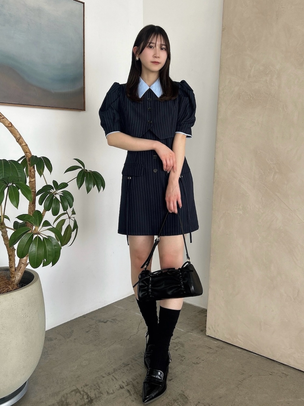 ブルー系のワンピース、ブラック系のローファーを着用したレディースの冬コーディネートの3枚目の写真