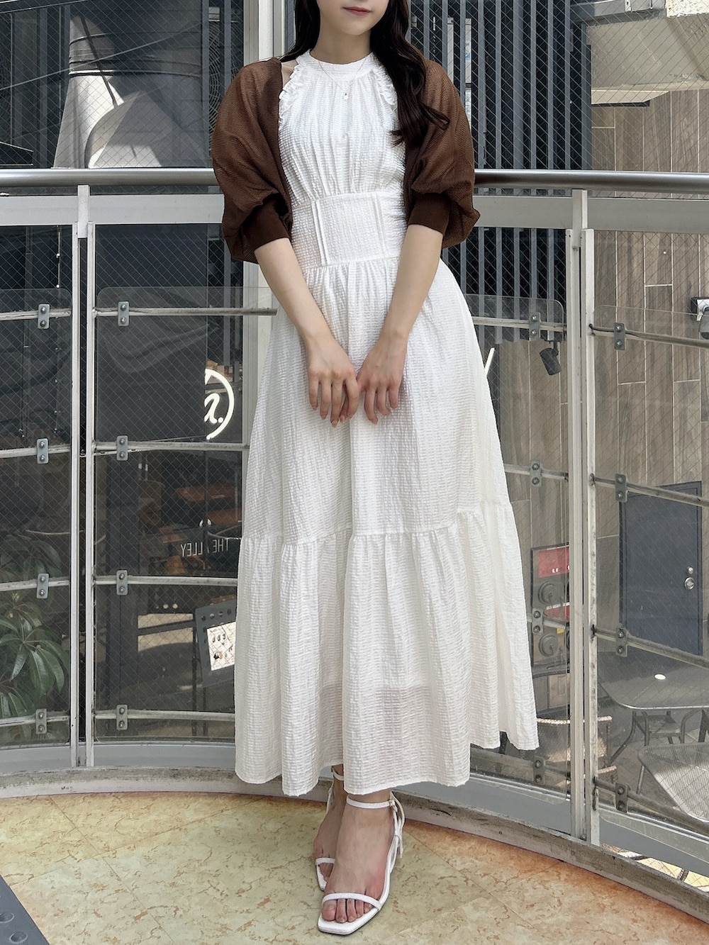 ブラウン系のカーディガン/ボレロ、ホワイト系のワンピース、ホワイト系のワンピースを着用したレディースの夏コーディネートの3枚目の写真