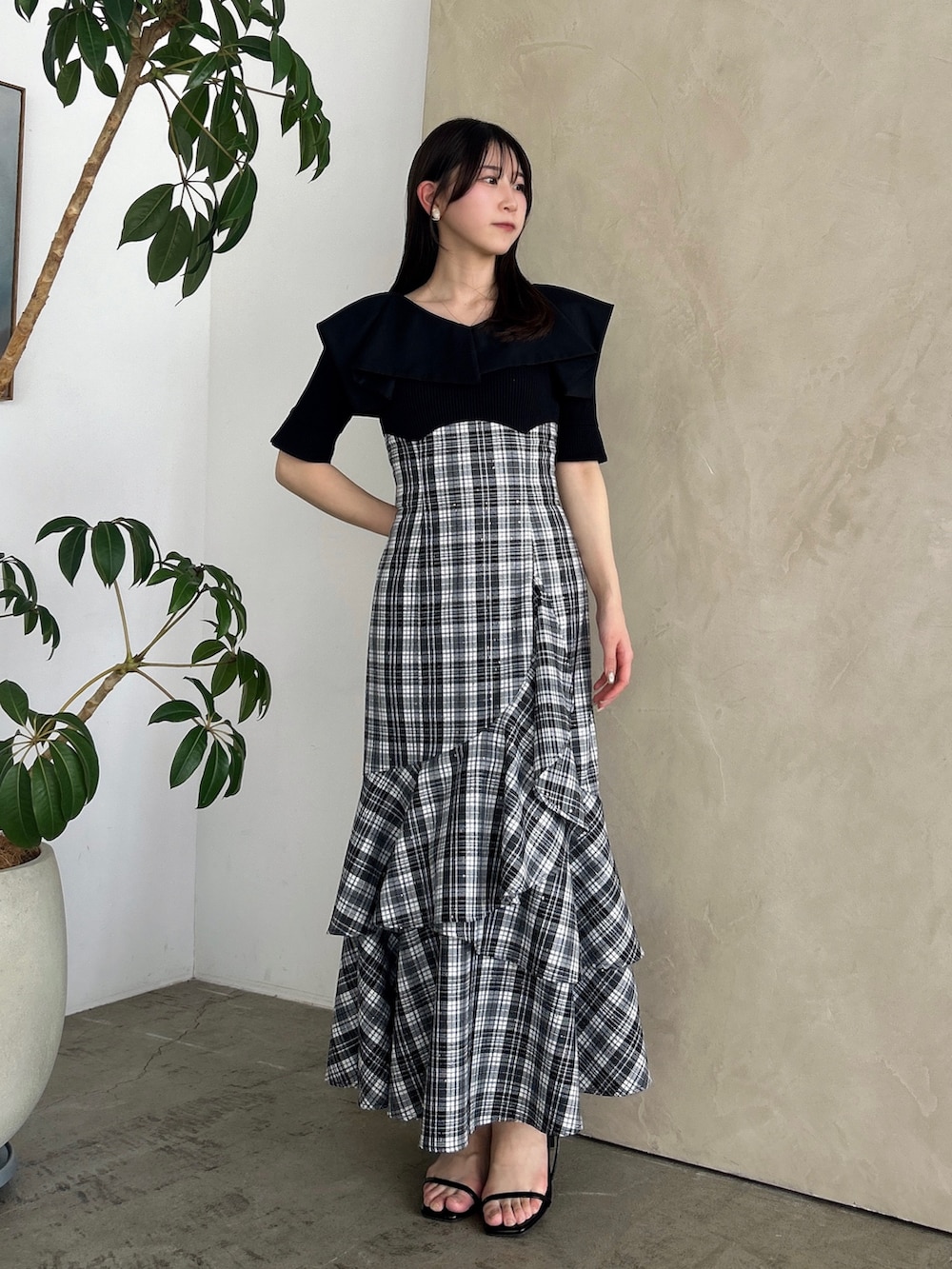 「dazzlin、ダズリン、低身長コーデ、春服、春服コーデ、ロングワンピース、ドッキングワンピ、コルセット、フリル、チェック、チェックワンピース、ワントーンコーデ、モノトーンコーデ、サンダル、デートコーデ」｜「dazzlinのラッフルマーメイドコンビワンピース（ワンピース、ブラック系）」を使った、kahoさん（レディース・154cm）の春コーディネートの3枚目の写真