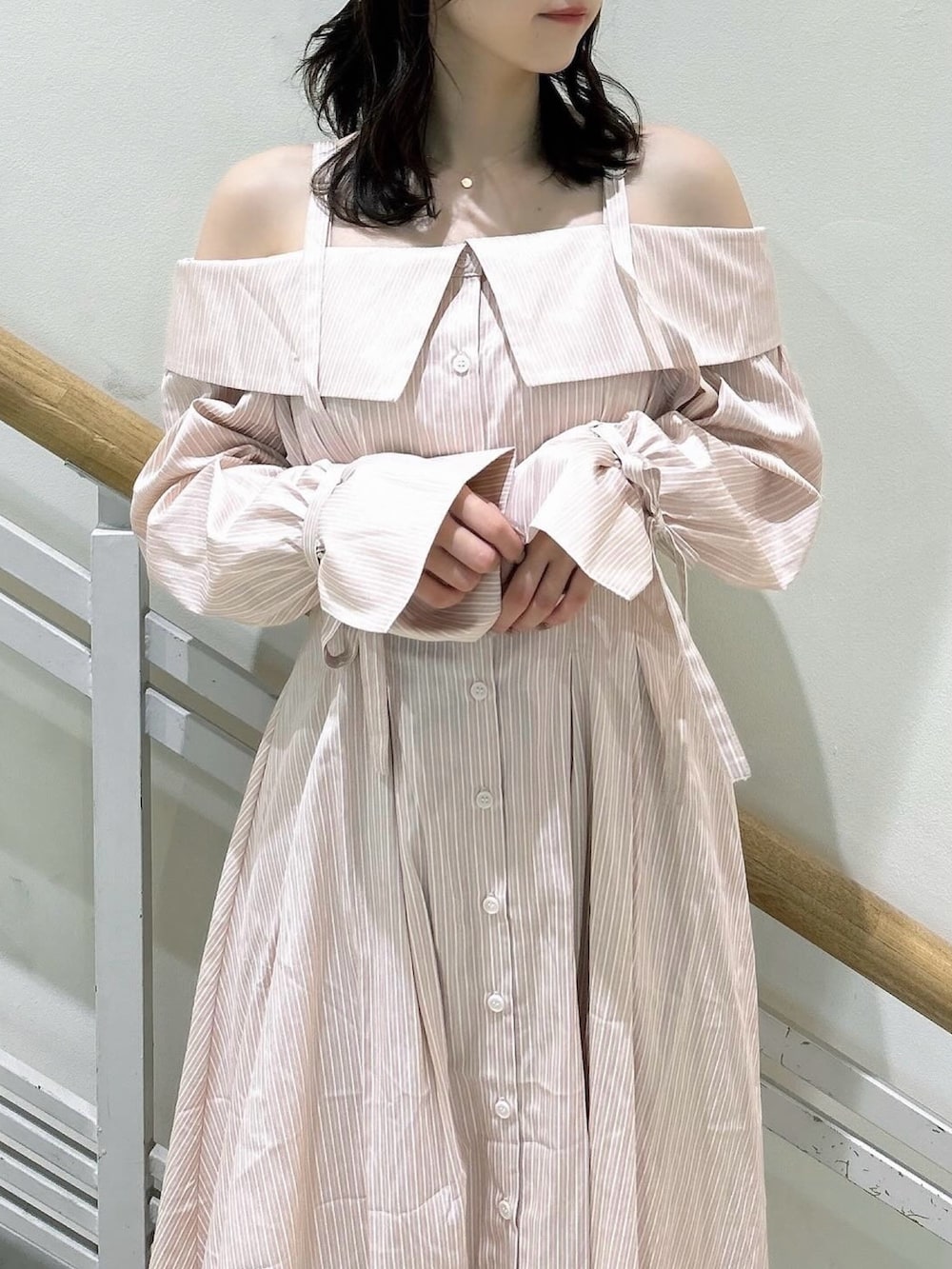 ホワイト系のブーツ、ピンク系のシャツワンピースを着用したレディースの春コーディネートの10枚目の写真