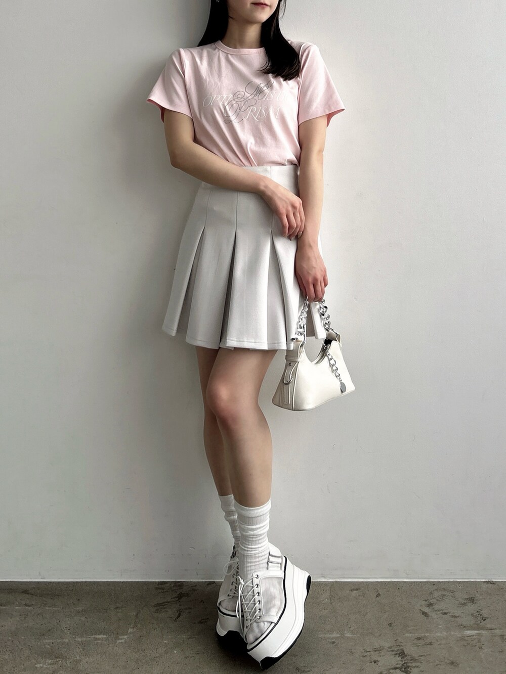 ピンク系のTシャツ/カットソー、ホワイト系のスカートを着用したレディースの春コーディネートの4枚目の写真