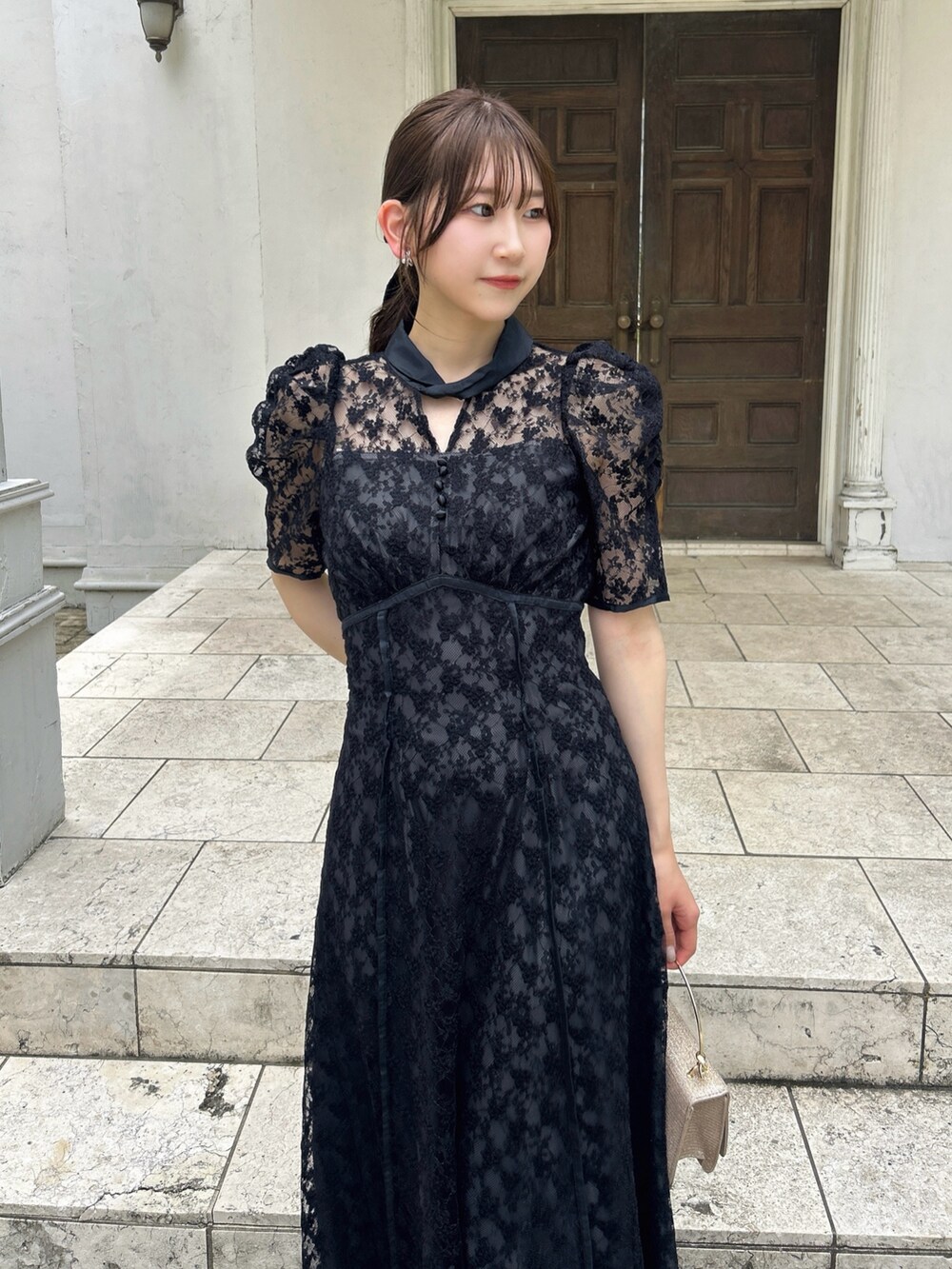 ブラック系のドレスを着用したレディースの夏コーディネートの7枚目の写真