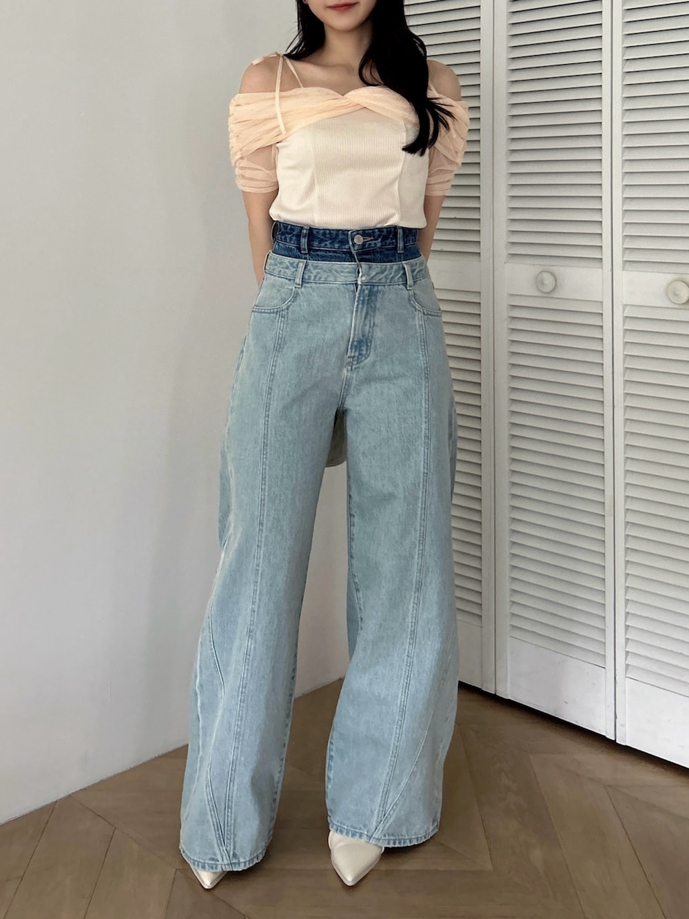 オレンジ系のTシャツ/カットソー、ホワイト系のパンプス、ブルー系のデニムパンツを着用したレディースの夏コーディネートの3枚目の写真
