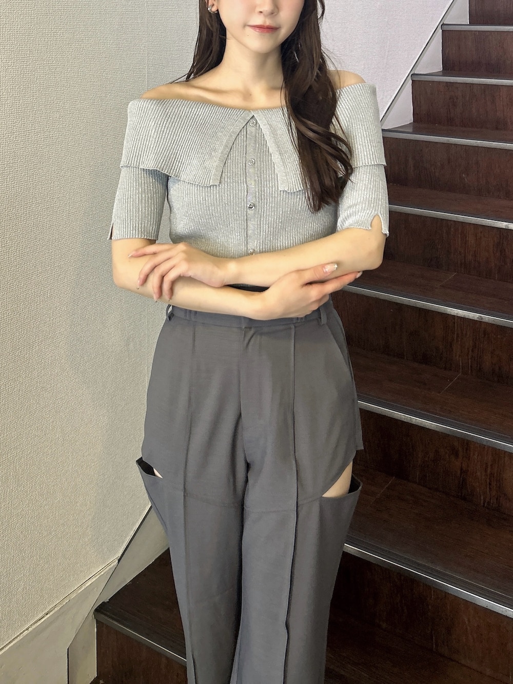 グレー系のニット/セーター、グレー系のその他パンツ、ホワイト系のサンダルを着用したレディースの秋コーディネートの7枚目の写真