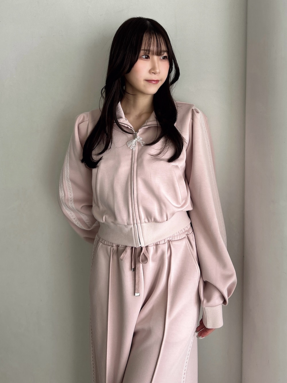 ピンク系のスウェット、ピンク系のスウェットパンツを着用したレディースの冬コーディネートの7枚目の写真