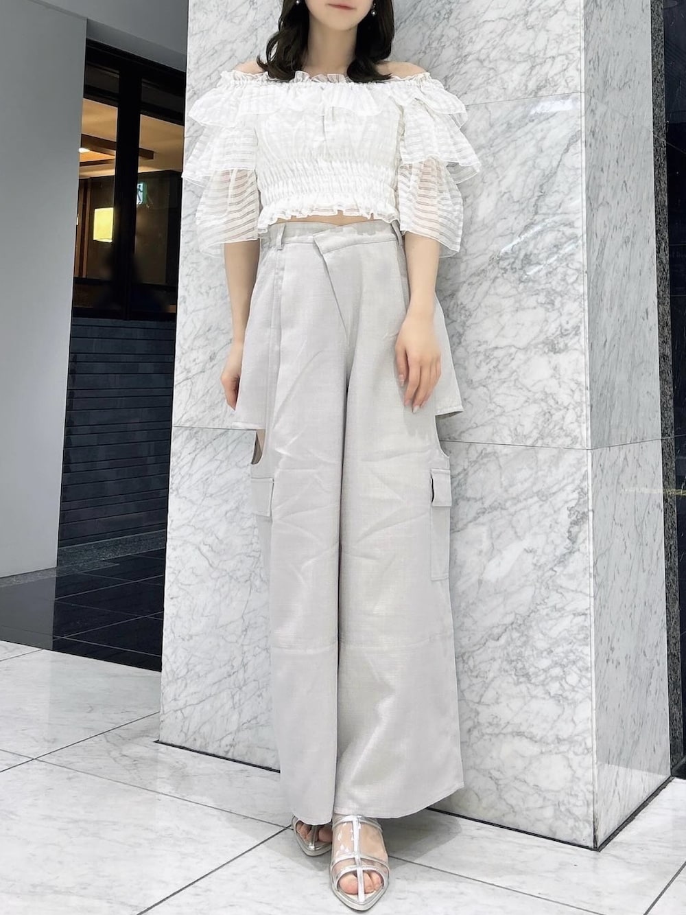 ホワイト系のシャツ/ブラウス、グレー系のカーゴパンツ、シルバー系のパンプスを着用したレディースの夏コーディネートの3枚目の写真