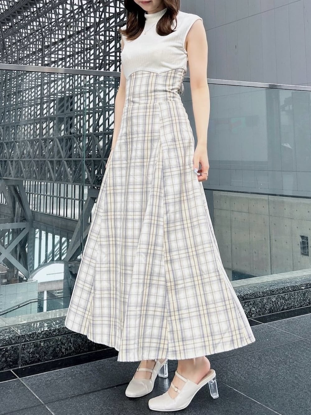 ホワイト系のパンプス、ホワイト系のワンピースを着用したレディースの夏コーディネートの3枚目の写真