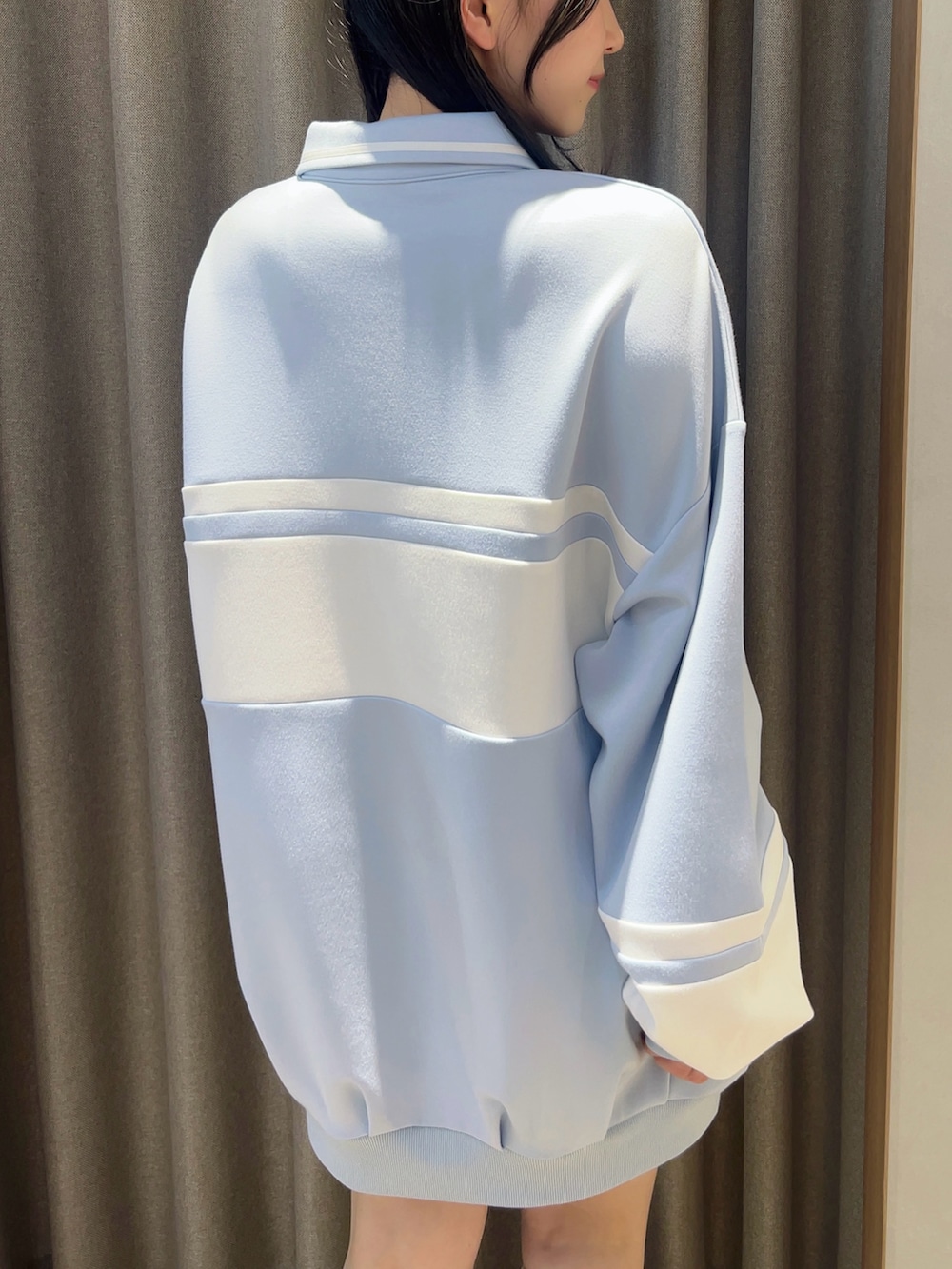 ブルー系のスウェットを着用したレディースの冬コーディネートの8枚目の写真