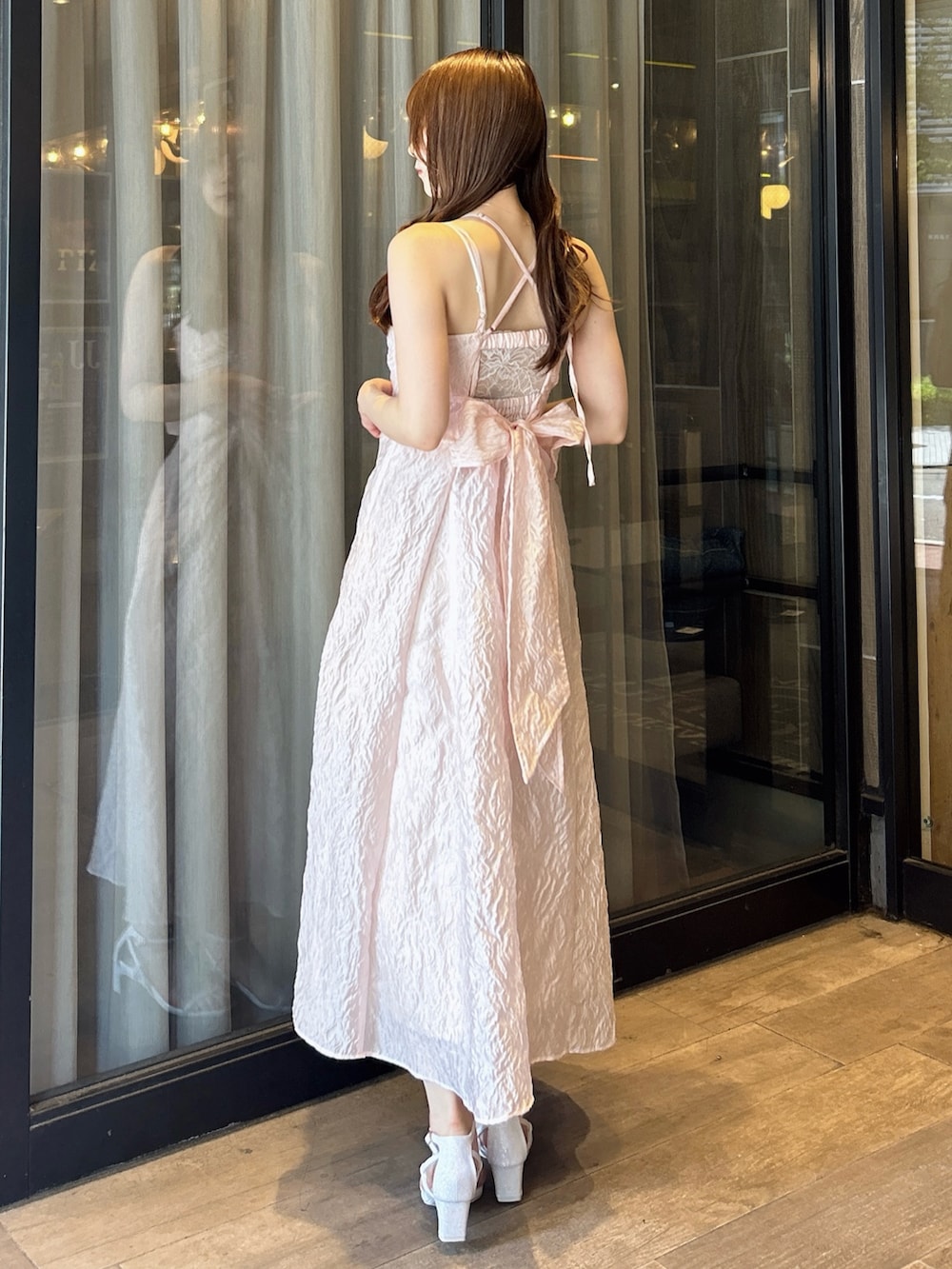 ホワイト系のTシャツ/カットソー、ピンク系のワンピース、ホワイト系のサンダルを着用したレディースの夏コーディネートの5枚目の写真