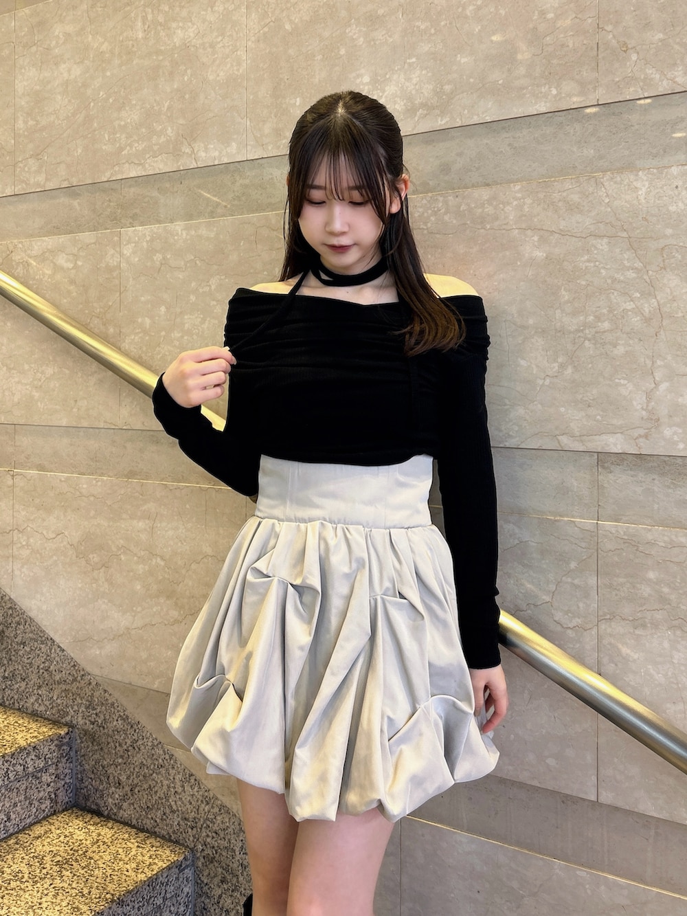 ブラック系のTシャツ/カットソー、ベージュ系のスカート、その他のブーツを着用したレディースの冬コーディネートの7枚目の写真