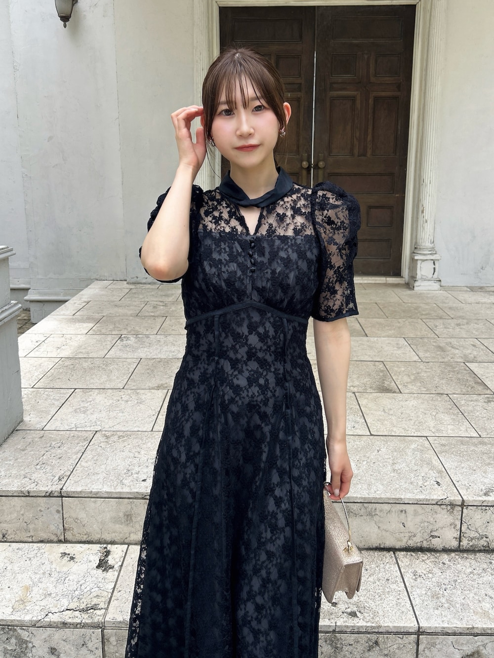 ブラック系のドレスを着用したレディースの夏コーディネートの6枚目の写真