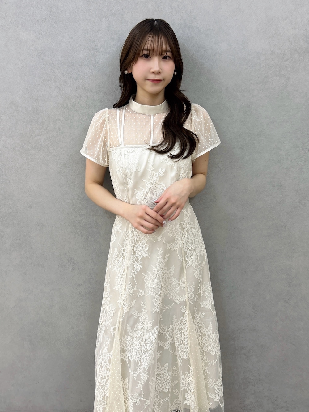 ホワイト系のドレス、ホワイト系のサンダルを着用したレディースの冬コーディネートの7枚目の写真