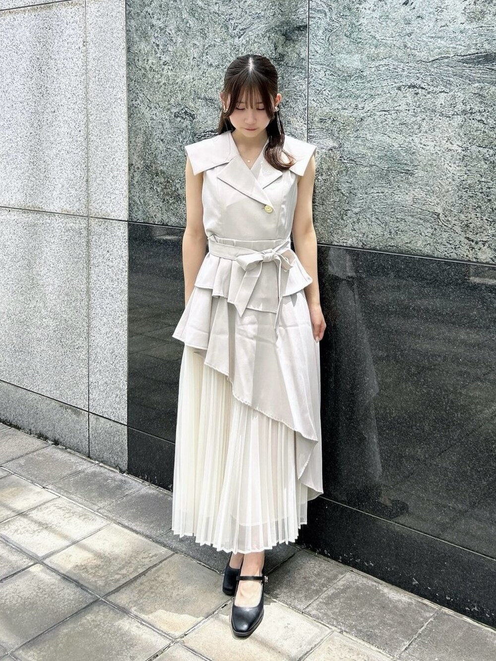 ブラック系のパンプス、ホワイト系のワンピースを着用したレディースの夏コーディネートの3枚目の写真