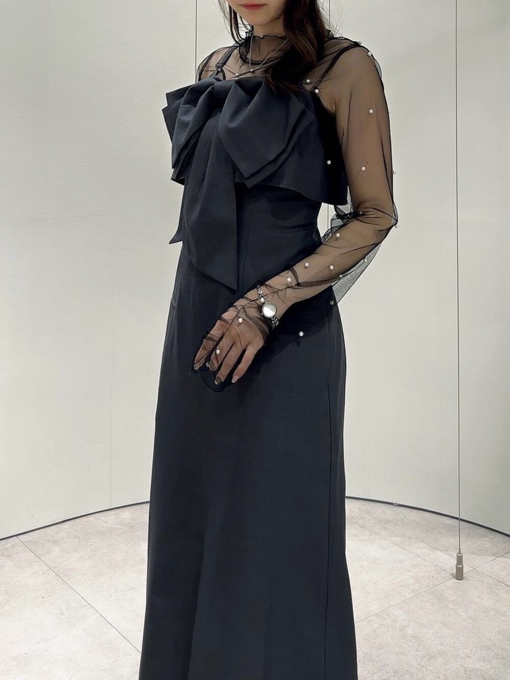 ブラック系のパンプス、ブラック系のTシャツ/カットソー、グレー系のワンピースを着用したレディースの秋コーディネートの10枚目の写真