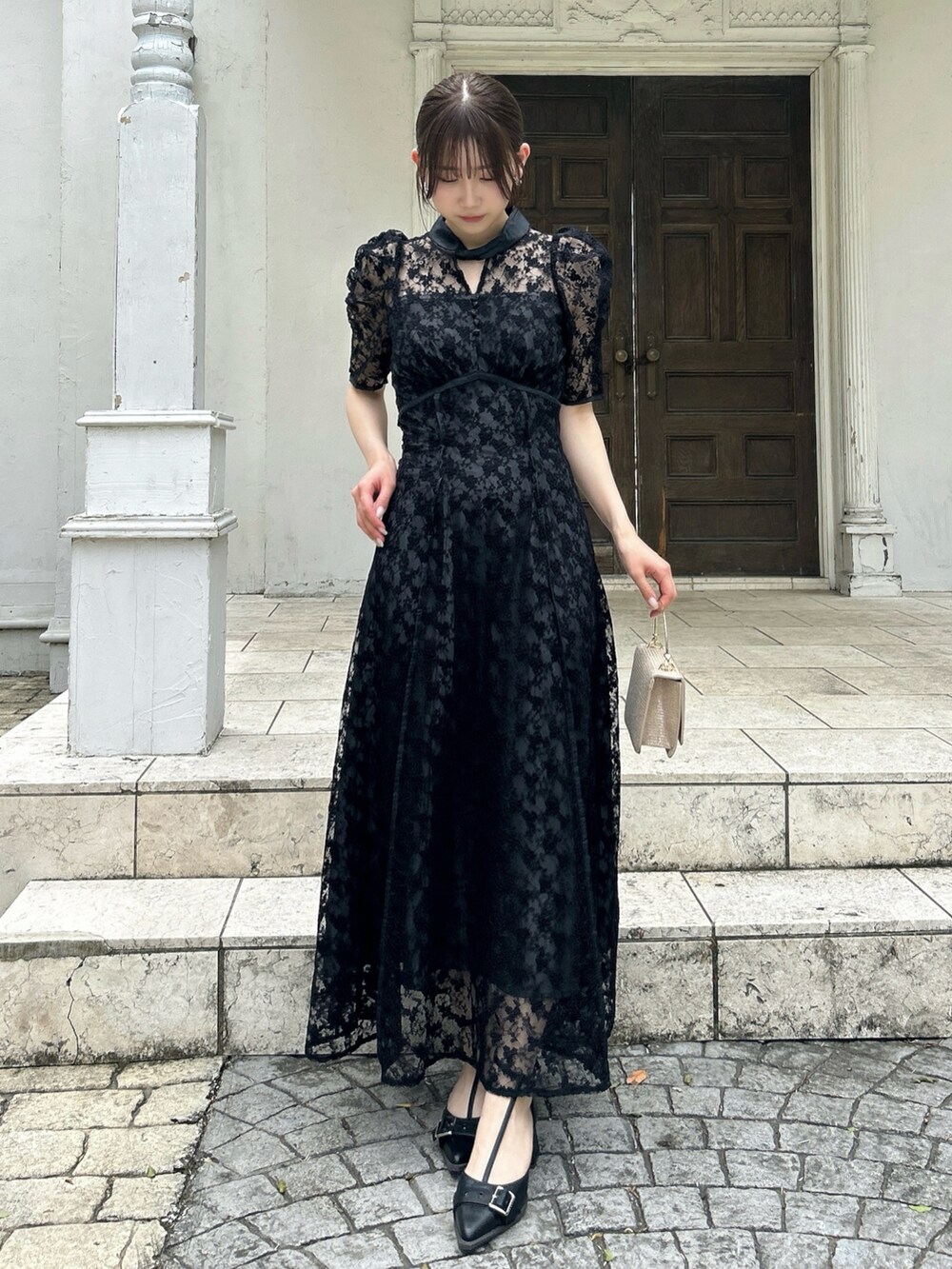 ブラック系のドレスを着用したレディースの夏コーディネートの2枚目の写真