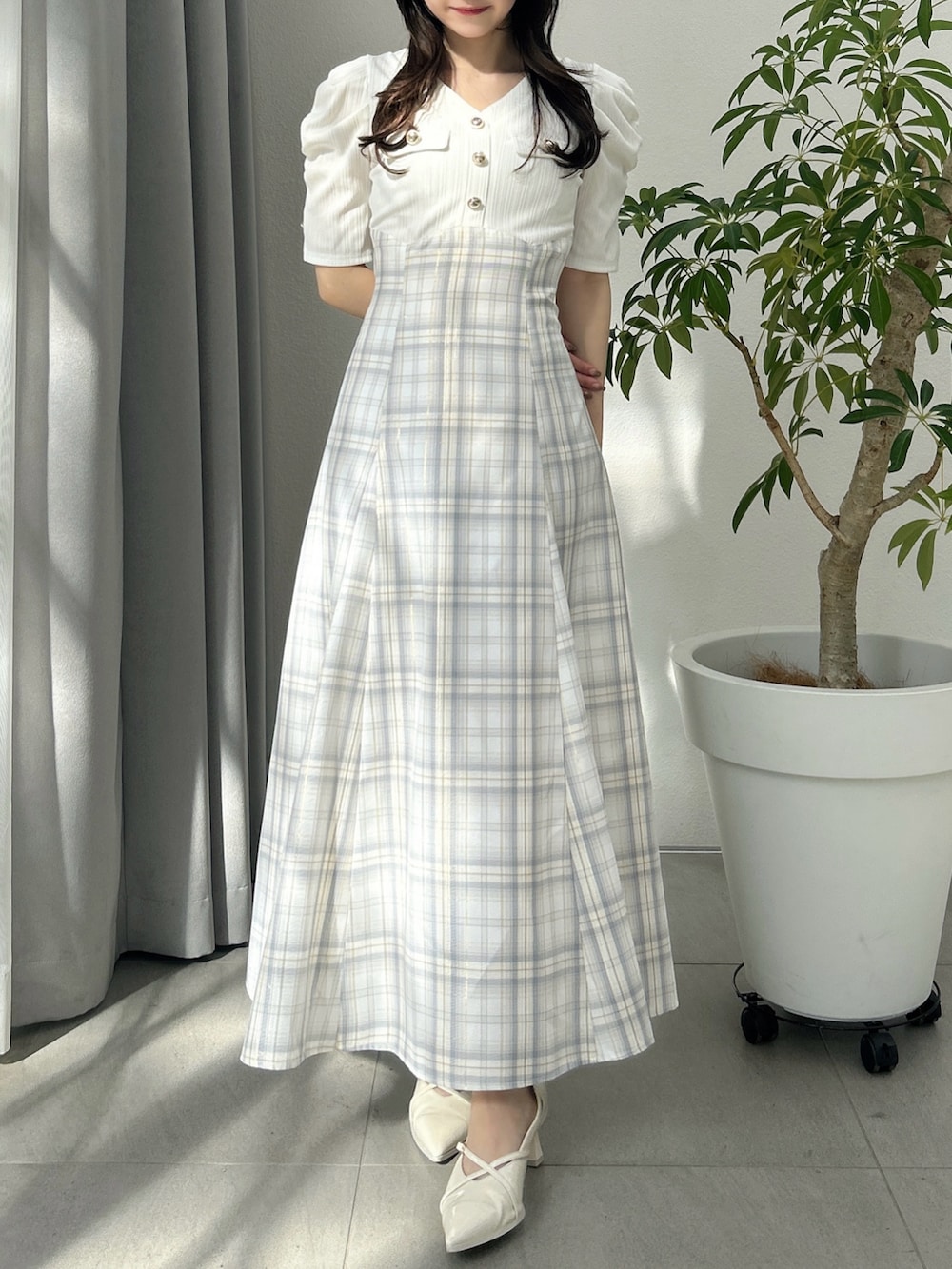 ホワイト系のワンピース、ホワイト系のパンプスを着用したレディースの冬コーディネートの3枚目の写真