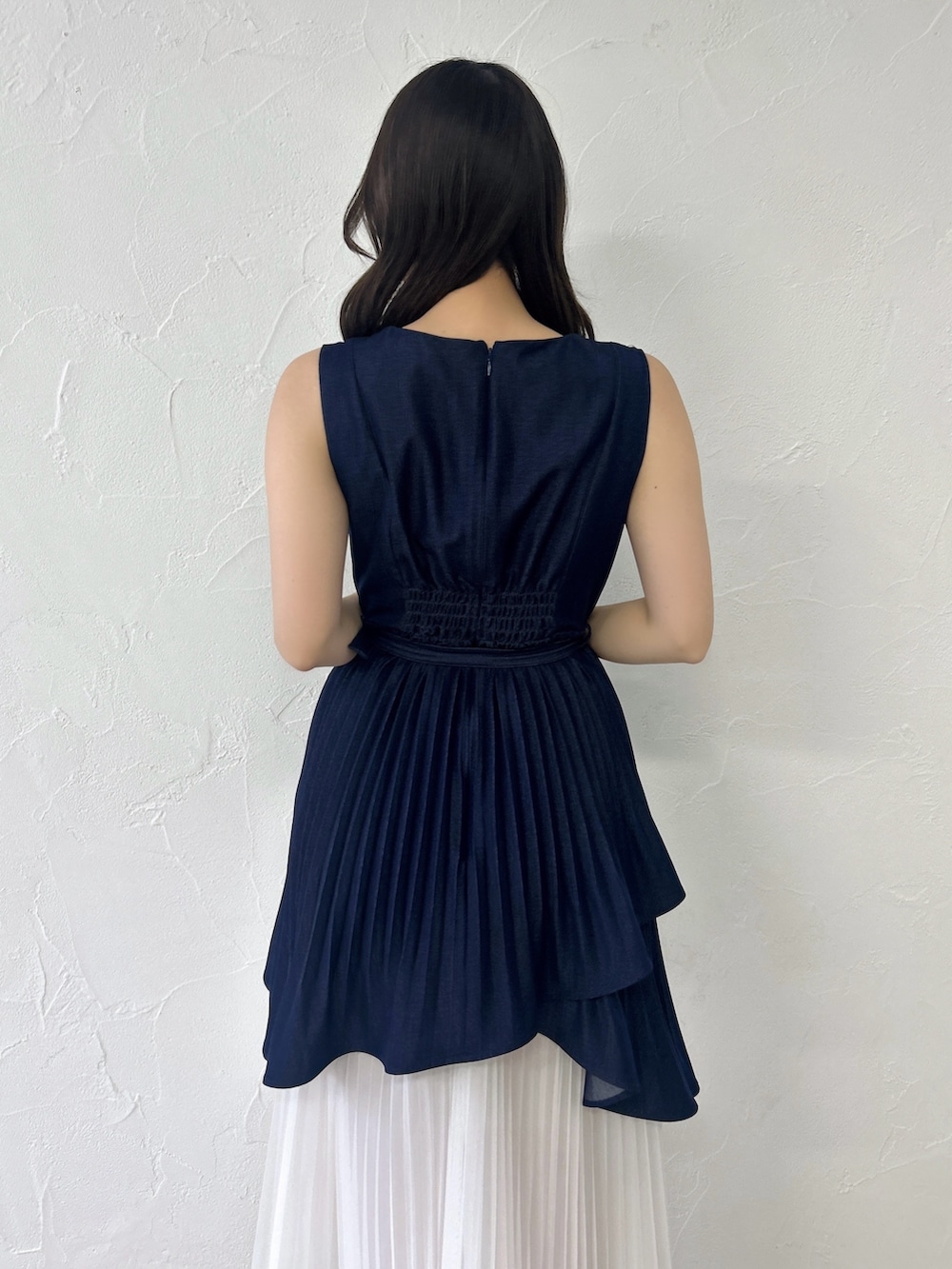 ブルー系のワンピースを着用したレディースの春コーディネートの9枚目の写真