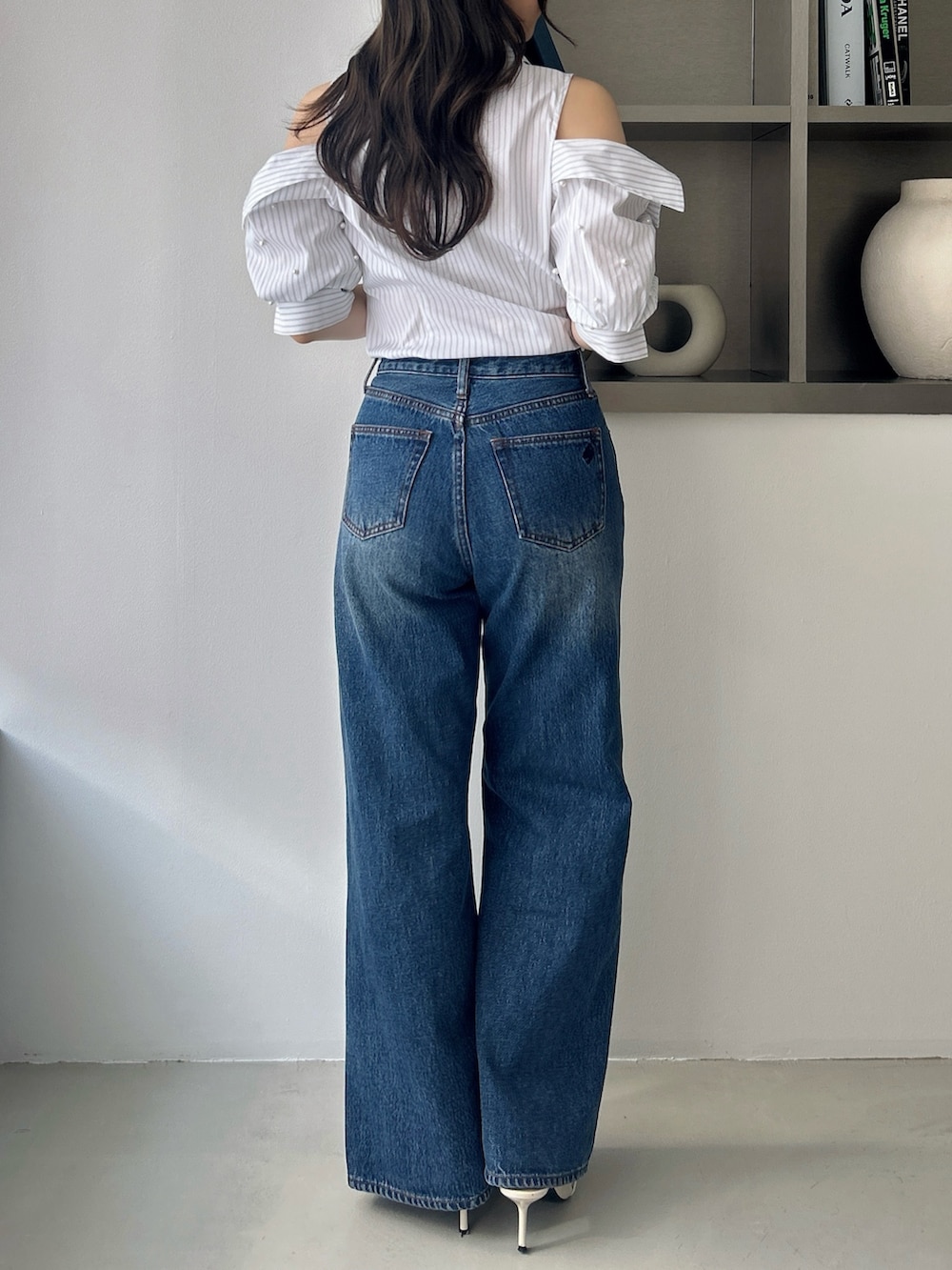その他のシャツ/ブラウス、ブルー系のデニムパンツ、ブラウン系のハンドバッグを着用したレディースの春コーディネートの5枚目の写真
