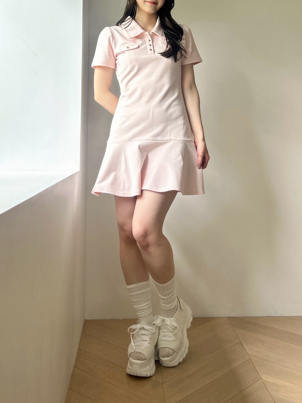 ピンク系のワンピース、ホワイト系のサンダルを着用したレディースの夏コーディネートの3枚目の写真