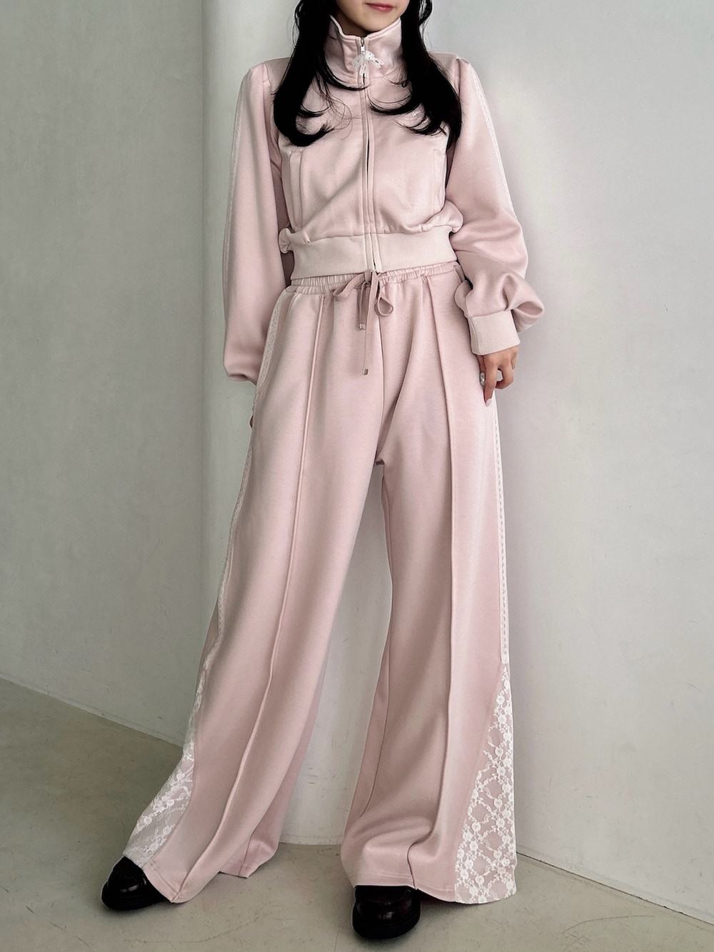 ピンク系のスウェット、ピンク系のスウェットパンツを着用したレディースの冬コーディネートの4枚目の写真