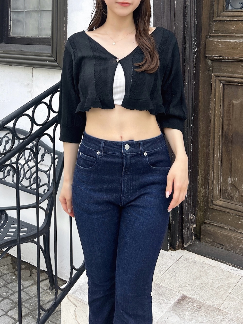 ブラック系のカーディガン/ボレロ、ブルー系のデニムパンツを着用したレディースの夏コーディネートの7枚目の写真