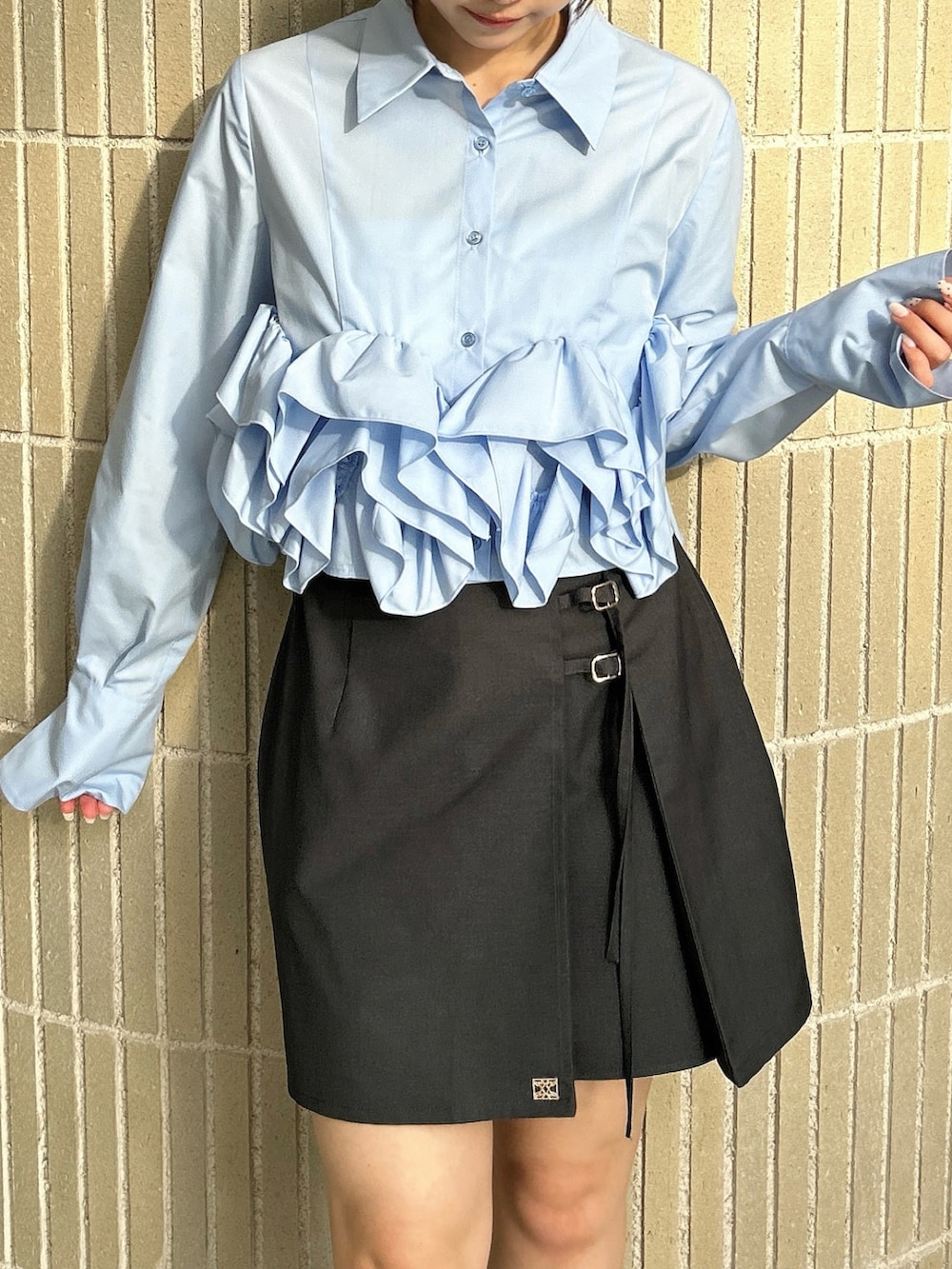 ブルー系のシャツ/ブラウス、グレー系のスカート、ブラック系のブーツを着用したレディースの春コーディネートの7枚目の写真